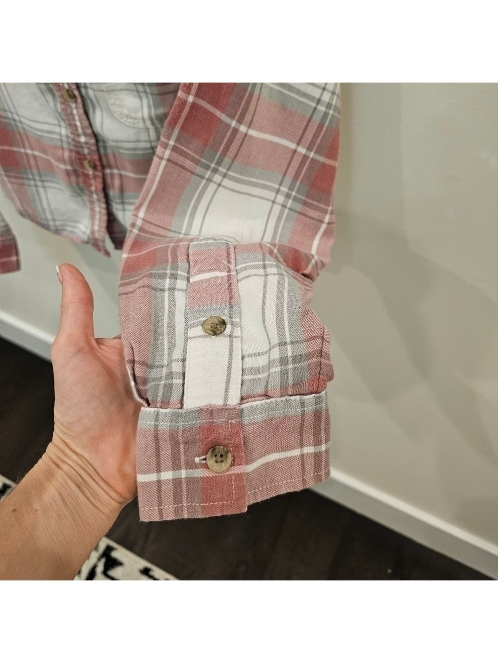 American Eagle Plaid Cropped Button Up Shirt Muted Red Gray Size Medium - Picture 12 of 14